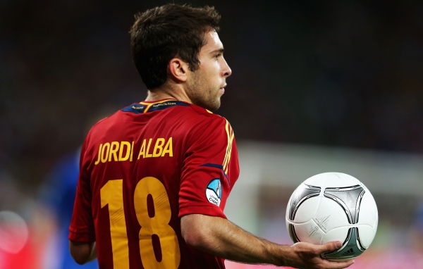  Игрок Барселоны Хорди Альба с мячом