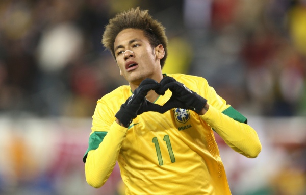 Игрок Барселоны Неймар показывает любовь