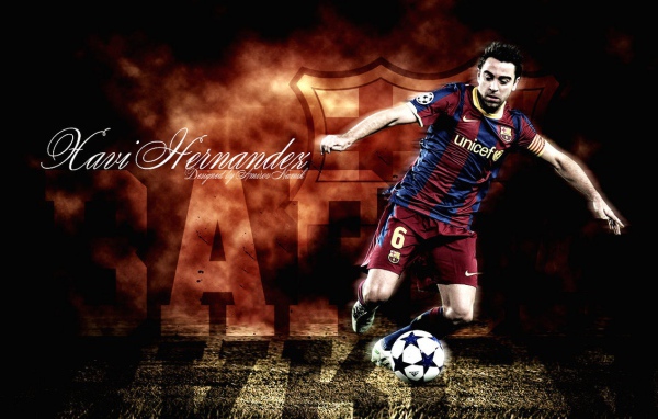 Игрок Барселоны Хави Эрнандес бьет мяч