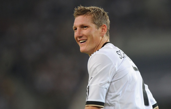 Игрок Баварии Бастиан Швайнштайгер улыбается