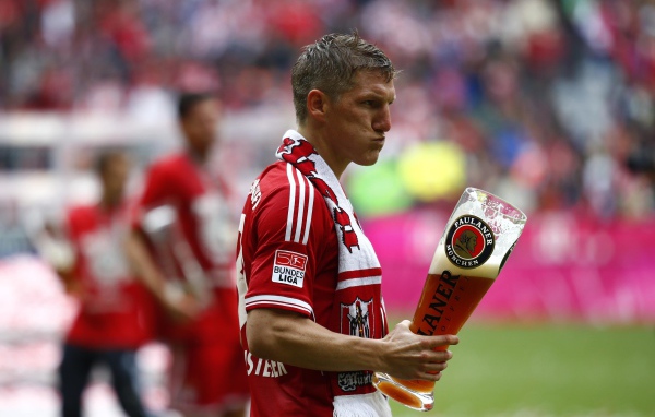 Игрок Баварии Бастиан Швайнштайгер с пивом