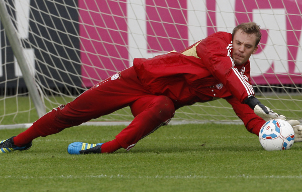 Игрок Баварии Мануэль Нойер защищает ворота