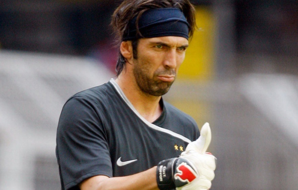 Игрок Ювентуса Джанлуиджи является Буффон палец вверх