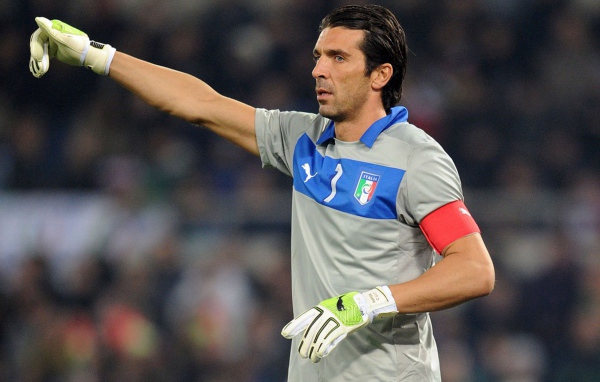  Игрок Ювентуса Джанлуиджи Буффон показывает тактику игры