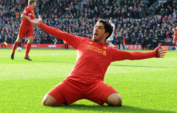 Игрок Ливерпуля Луис Суарес на поле