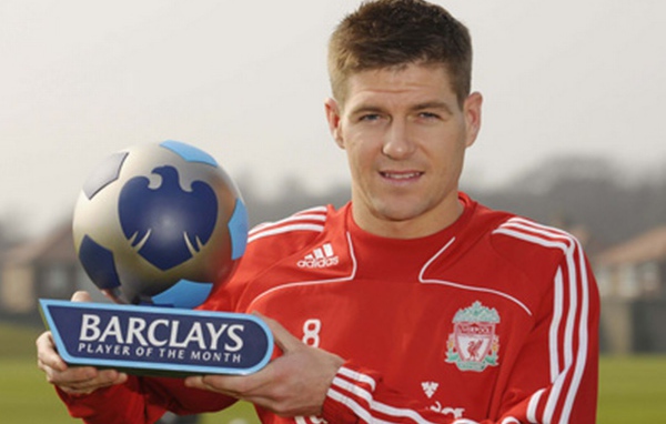  Игрок Ливерпуля Стивен с другими трофеем