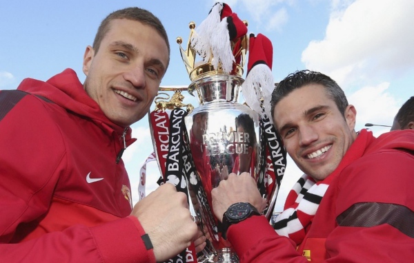 Игрок Манчестер Юнайтед Неманья Видич с трофеем