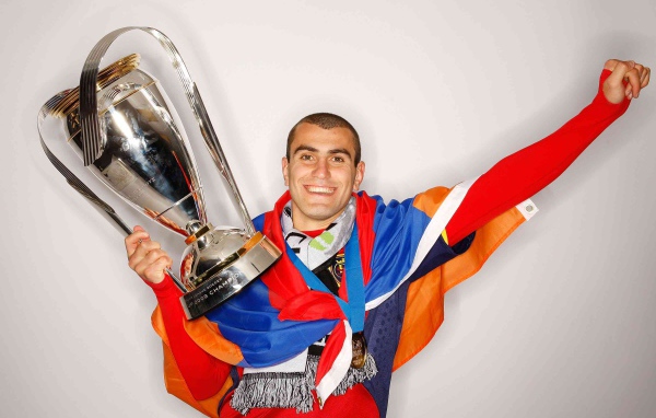 Игрок московского Спартака Юра Мовсисян со своим трофеем