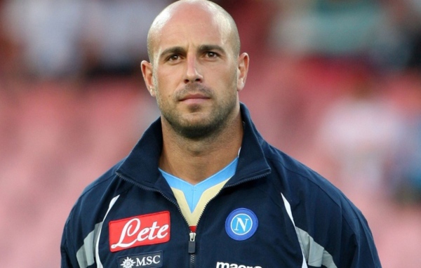 Игрок из Наполи Пепе Рейна перед игрой