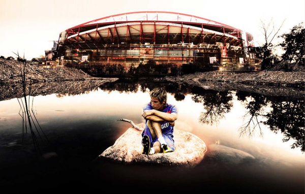  Игрок из Реал Мадрид Фабиу Коэнтрау сидит возле стадиона