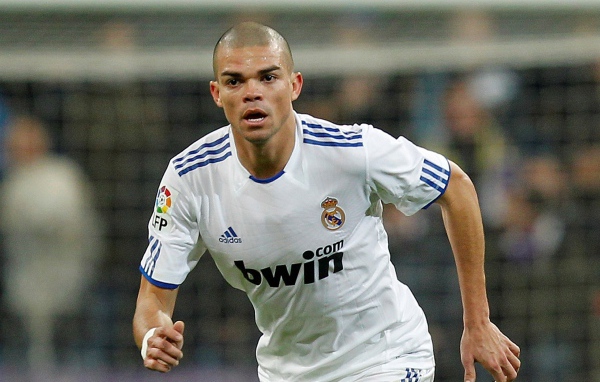 Игрок мадридского Реала Пепе на поле