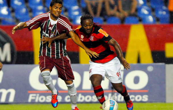  Игрок Шаньдун Лунэн Вагнера в борьбе за мяч