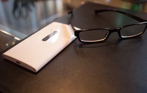 Белая Nokia Lumia 920 и очки