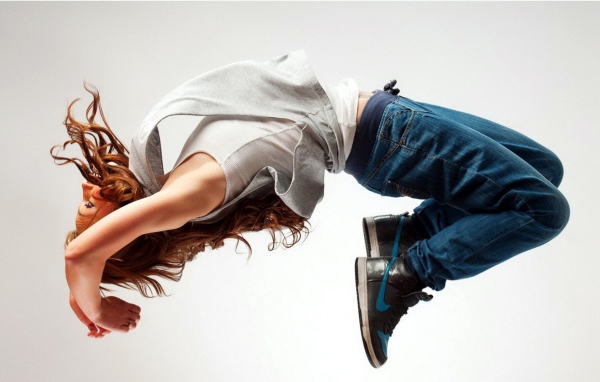 Девушка делает сальто