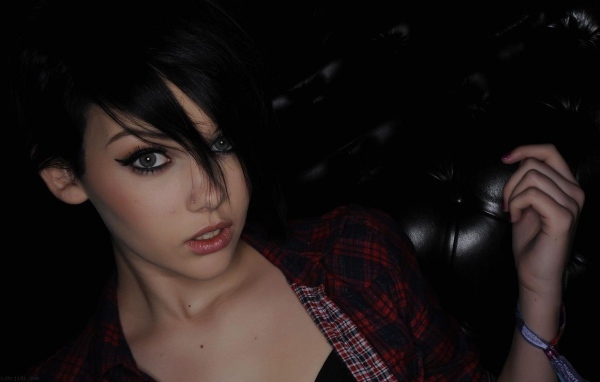 Молодая девушка брюнетка с пирсингом в носу