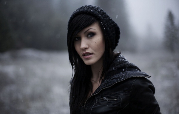 Девушка брюнетка в шапке и с пирсингом в носу и губе