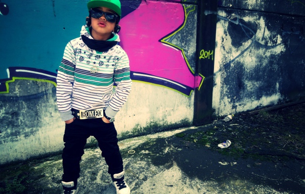 Мальчик в зелёной кепке и очках, swag