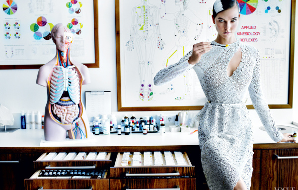 Креативная фотография девушки в белом платье