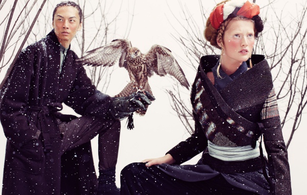 Фотография пары с соколом