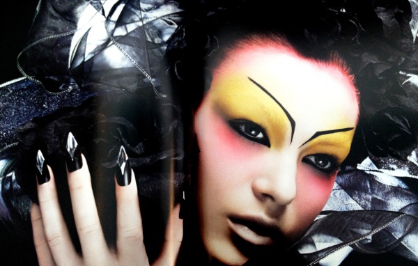 Фотография девушки из журнала