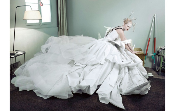 Фотография девушки в пышном белом платье
