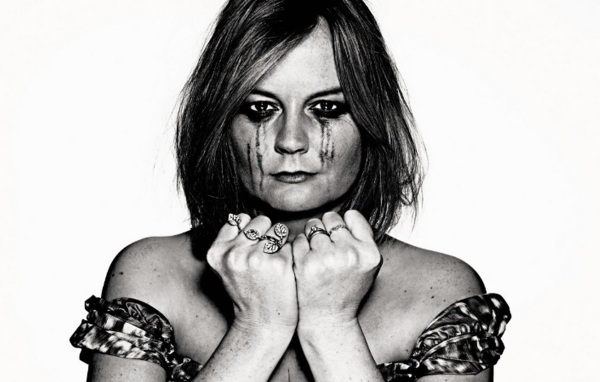 Фотография девушки в слезах