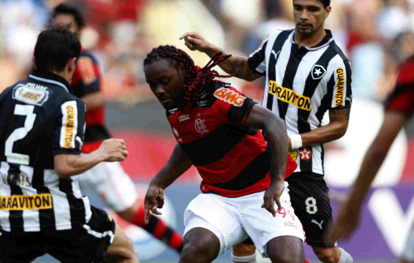The player of Shandong Luneng Vagner battling for the ball