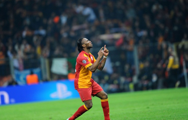 Игрок из Галатасарая Дидье Дрогба танец победы