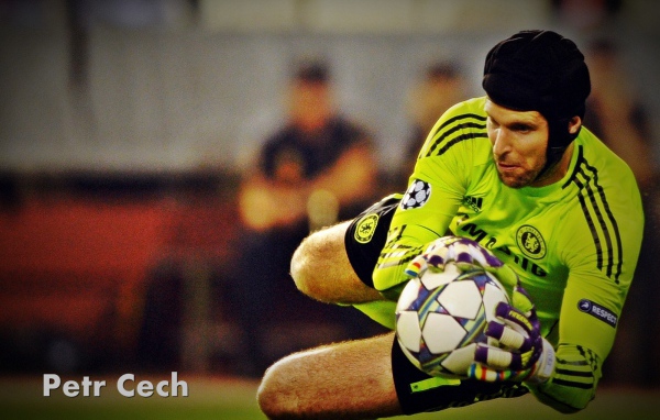 Лучший футболист Челси Петр Чех взял мяч
