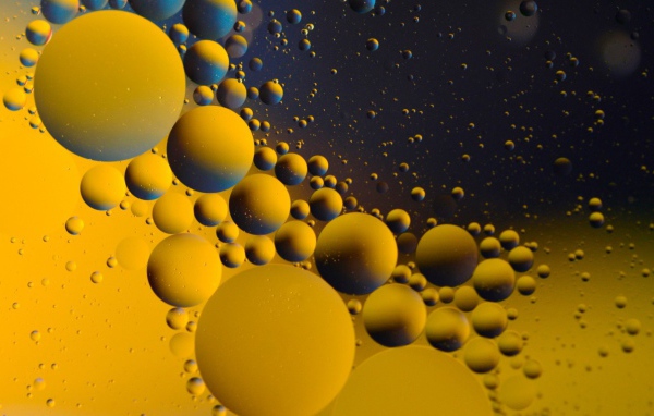 Air bubbles in the oil