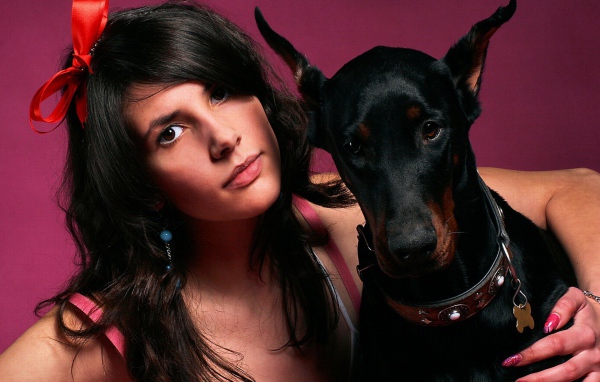 Девушка и доберман