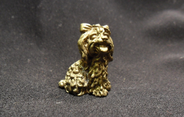 Золотая фигурка болонки