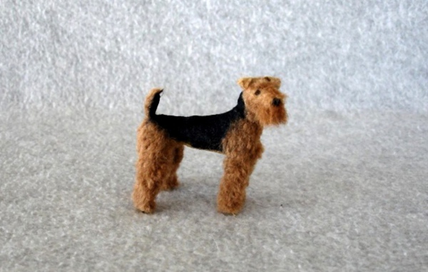 Маленький эрдельтерьер на снегу