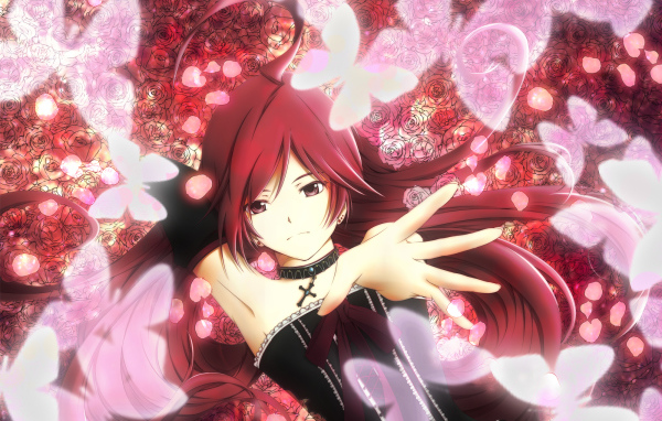 Девушка на фоне роз