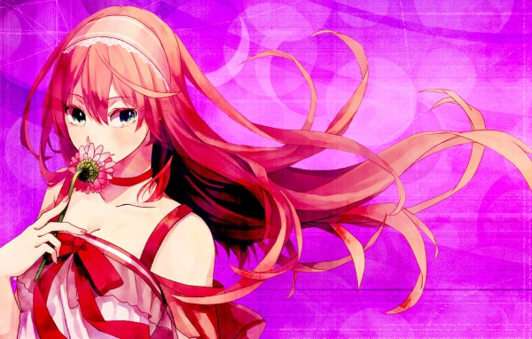 Девочка нюхает цветок