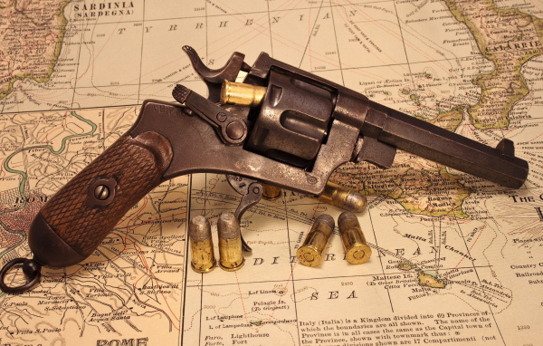 Старинный револьвер