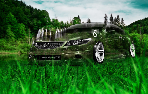 Honda Accord у водопада