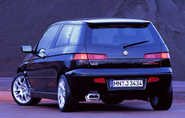 Автомобиль Alfa Romeo 145 на дороге