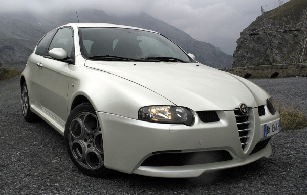 Автомобиль Alfa Romeo 147 на дороге
