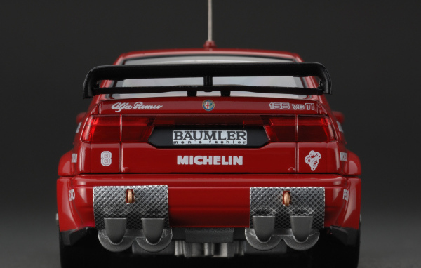 Автомобиль Alfa Romeo 155 на дороге