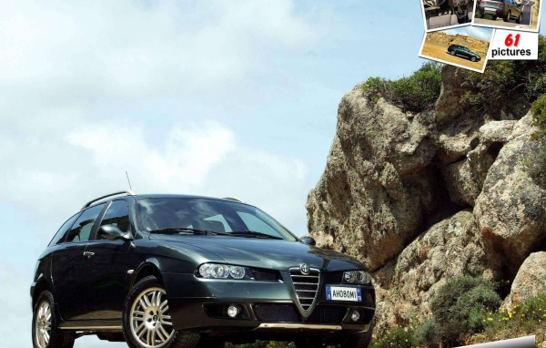 Автомобиль Alfa Romeo 156 на дороге