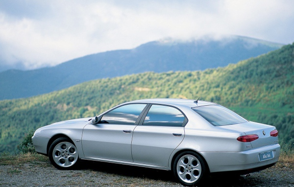 Автомобиль Alfa Romeo 166 на дороге