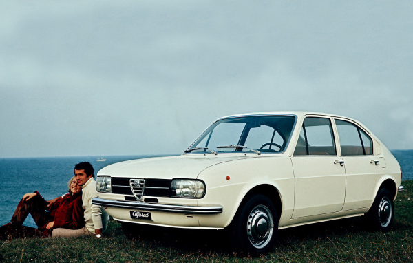 Автомобиль Alfa Romeo alfasud на дороге