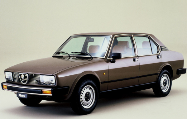 Автомобиль Alfa Romeo alfetta на дороге