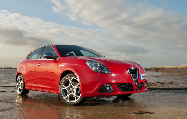 Автомобиль Alfa Romeo giulia на дороге