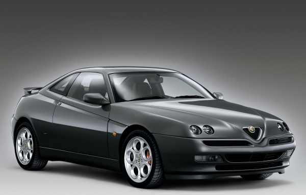 Автомобиль Alfa Romeo gtv на дороге