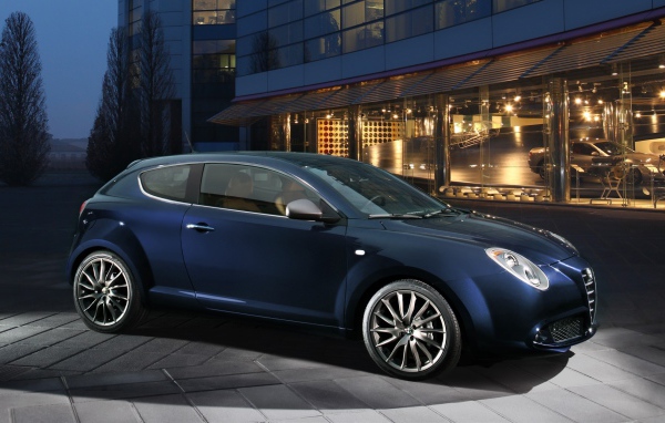 Автомобиль Alfa Romeo mito на дороге