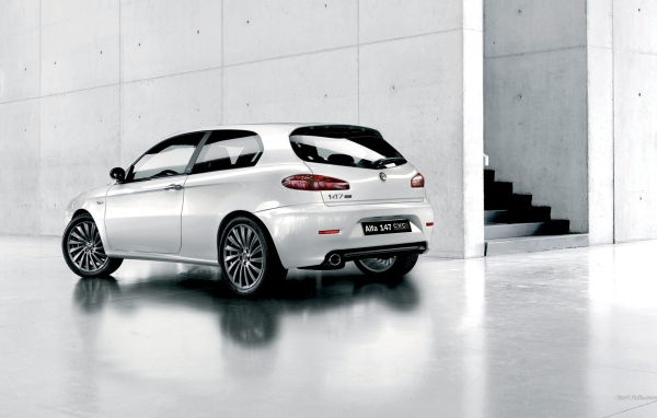 Альфа Ромэо у белой стены