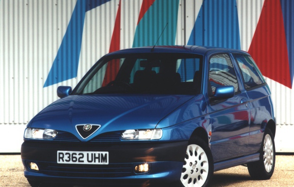 Красивый автомобиль Alfa Romeo 145 в Москве