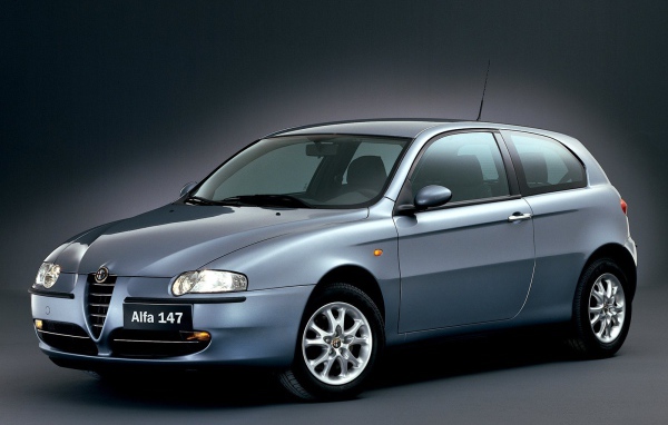 Красивый автомобиль Alfa Romeo 147 в Москве